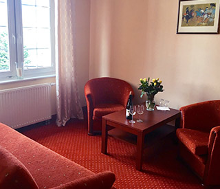 Apartament z fotelami w Hotelu Gryf