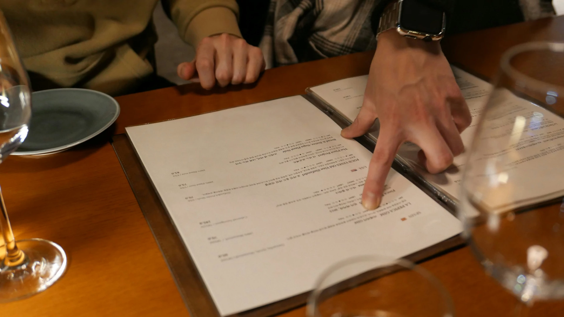 Gość restauracji Hotelu Gryf wybierający dania z karty menu podczas planowania przyjęcia w Kościerzynie